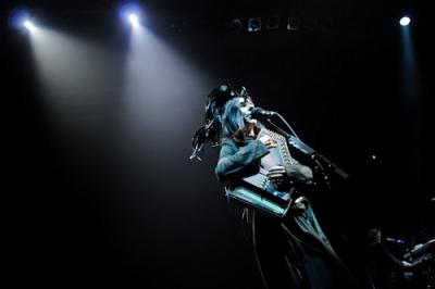 Fotoreport: Skromná elegance a uhrančivost PJ Harvey Fotoreport: Skromná elegance a uhrančivost PJ Harvey