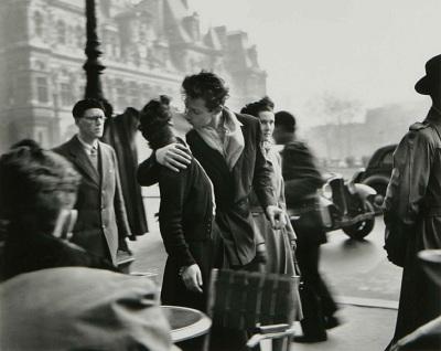 Polibek před radnicí Roberta Doisneau Polibek před radnicí Roberta Doisneau