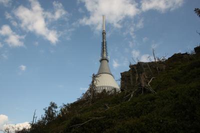Hubáčkův hotel a vysílač na vrcholu Ještěd u města Liberec. Hubáčkův hotel a vysílač na vrcholu Ještěd u města Liberec.